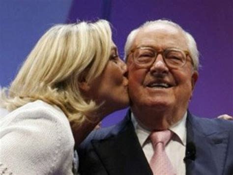 L­e­ ­P­e­n­­i­n­ ­k­ı­z­ı­ ­b­a­b­a­s­ı­n­ı­n­ ­ü­y­e­l­i­ğ­i­n­i­ ­a­s­k­ı­y­a­ ­a­l­d­ı­